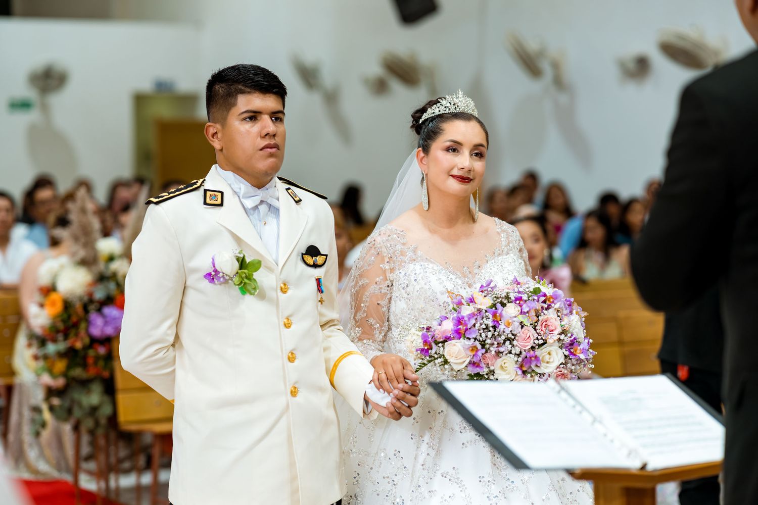 Los novios escuchando al pastor durante su ceremonia de boda