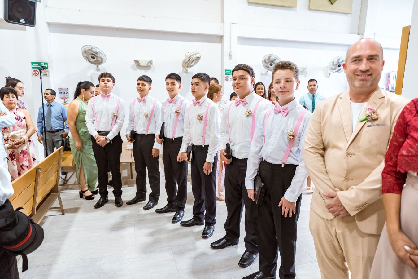 Padrinos y amigos durante la ceremonia de boda