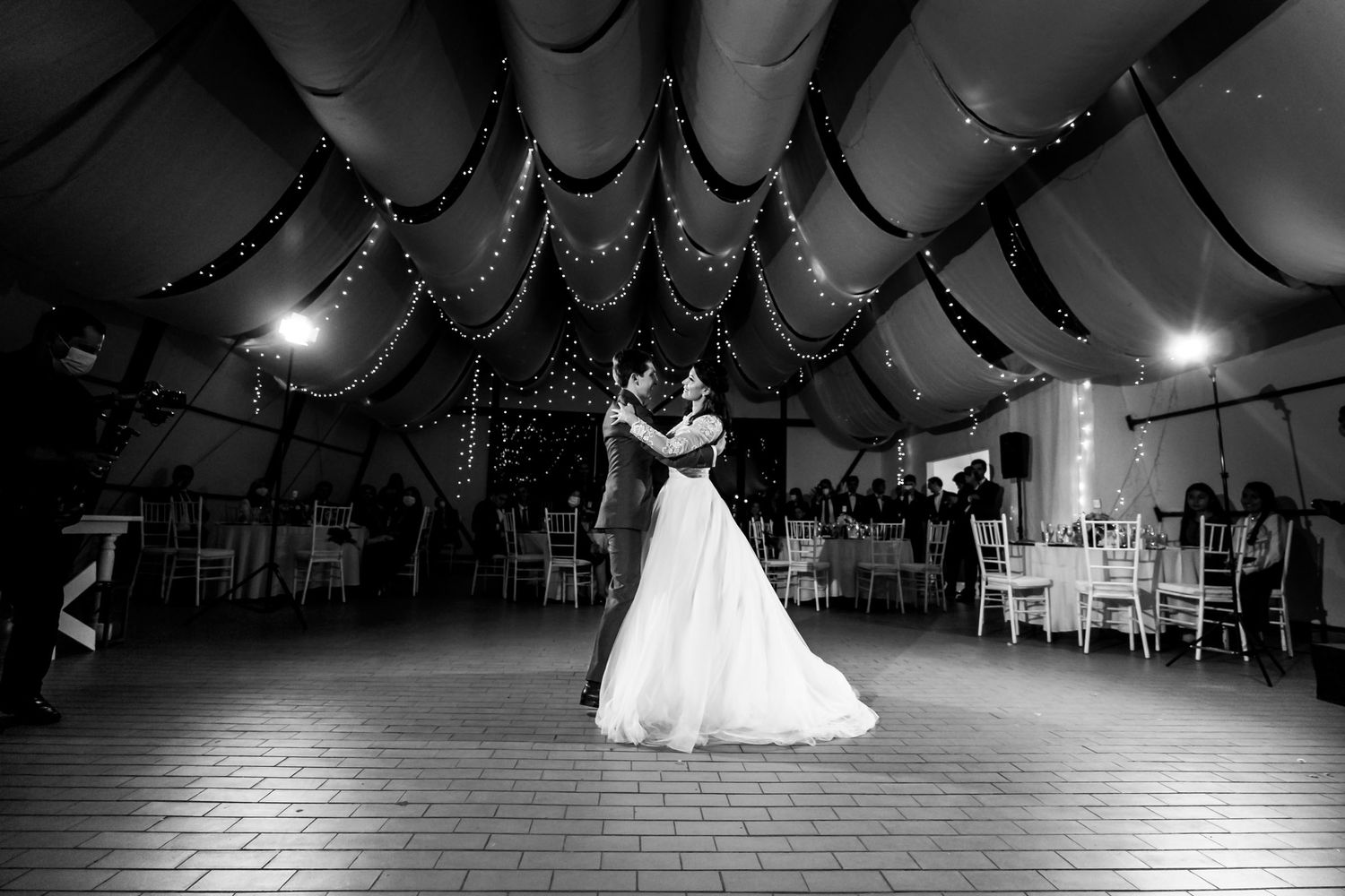 Novios bailando en el centro de la pista, foto en blanco y negro de boda en Cajicá