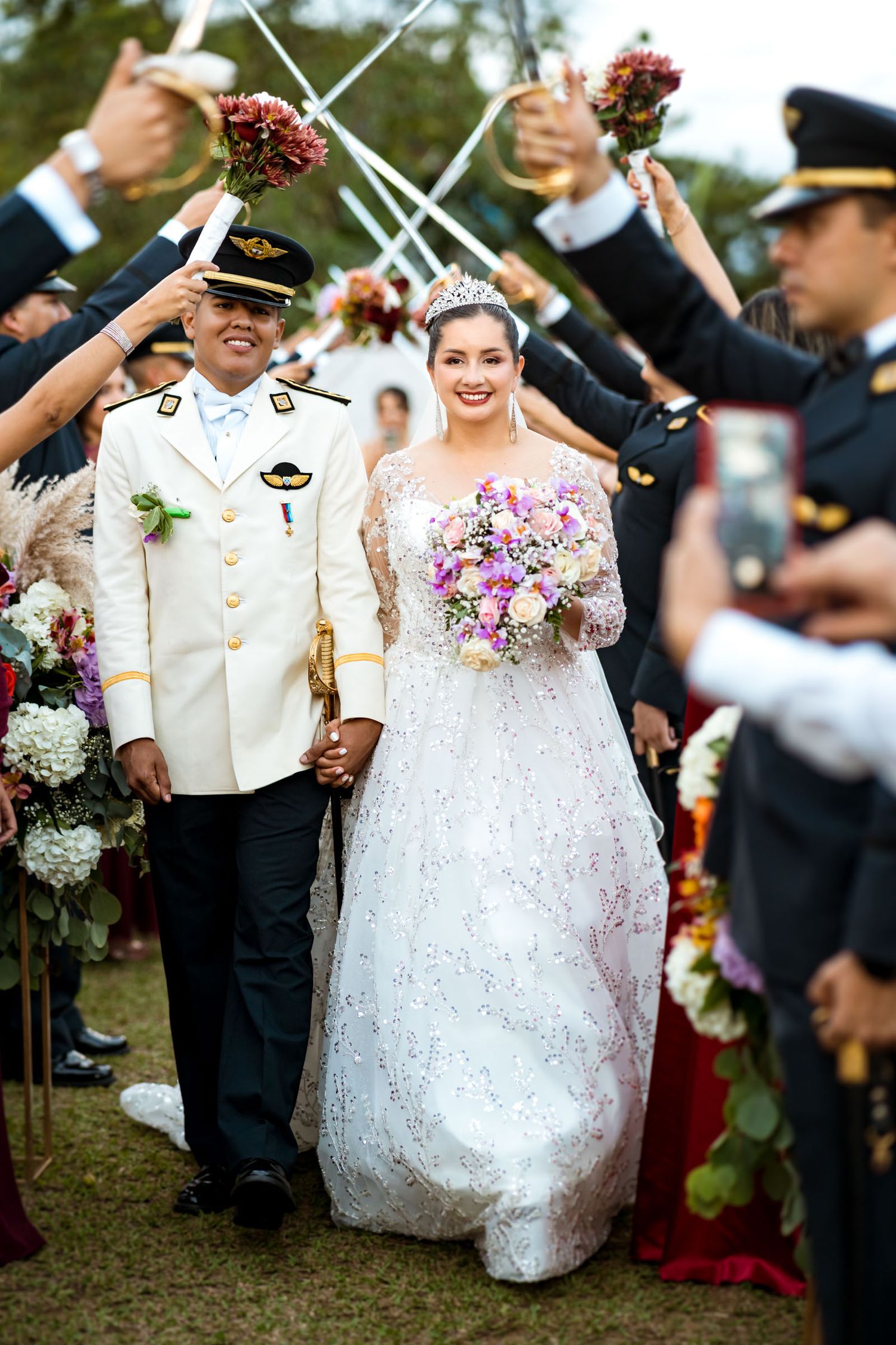 Entrada de los recién casados de la ceremonia bajo el tradicional puente de acero de una boda militar