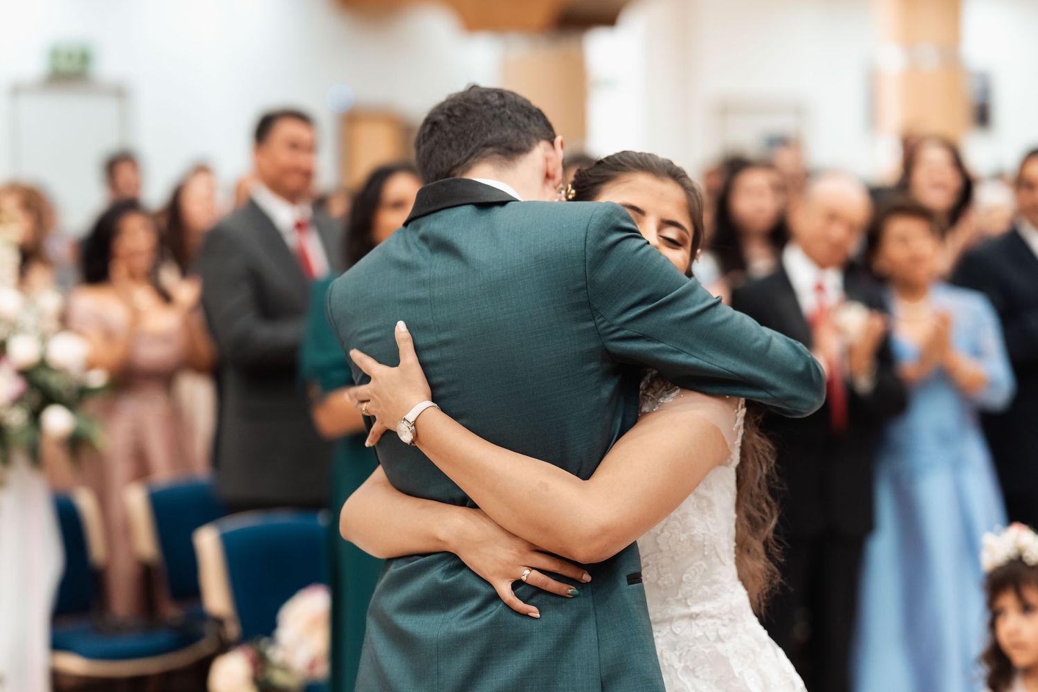 Novio abrazando con emoción a ser querido durante ceremonia de boda