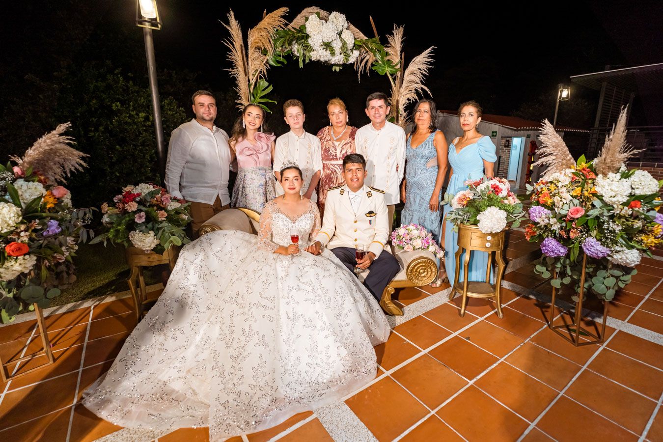 Recuerdo fotográfico de los recién casados con sus invitados en su boda en Villavicencio
