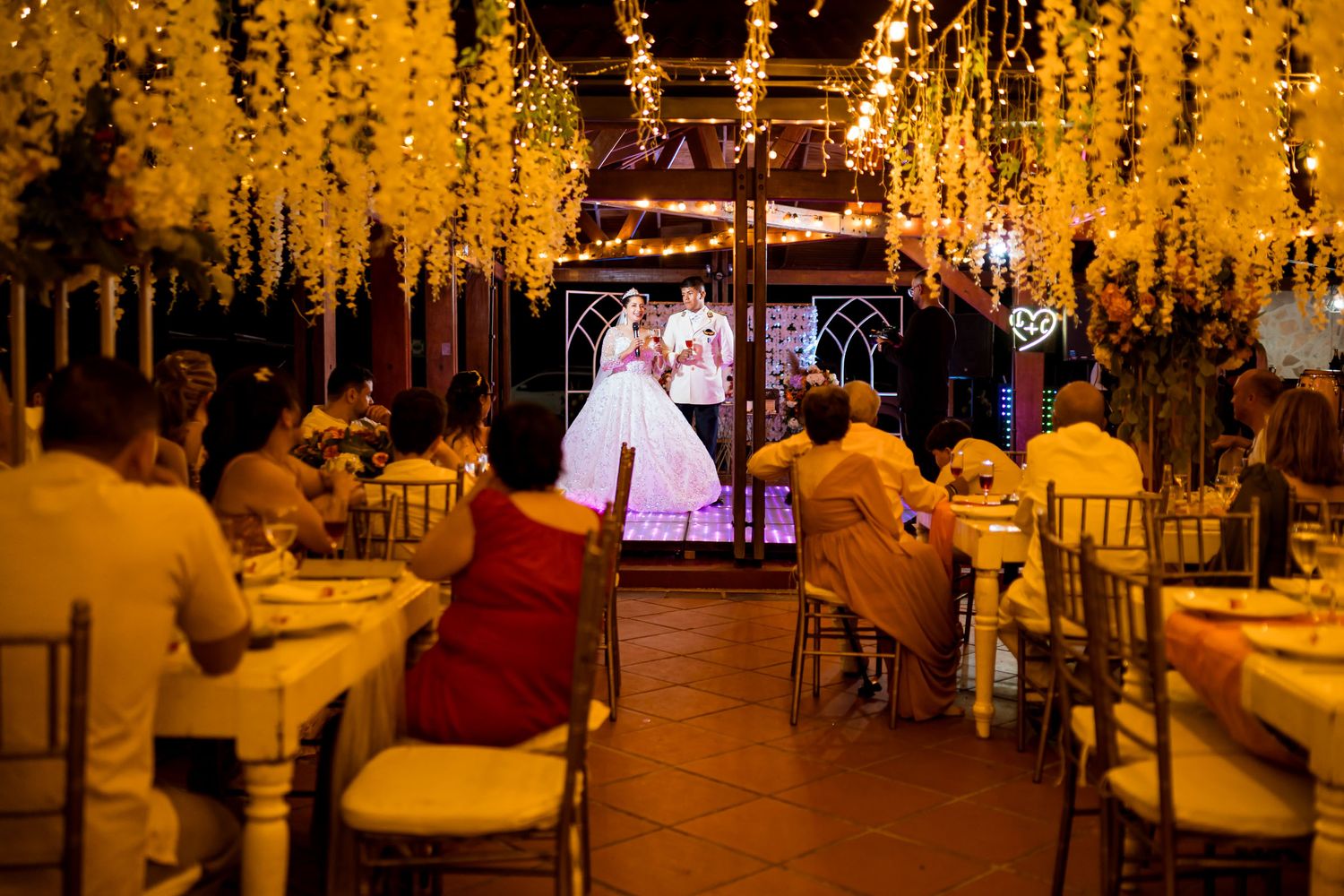 Vista general de la recepción en boda en Villavicencio, con los novios al fondo.