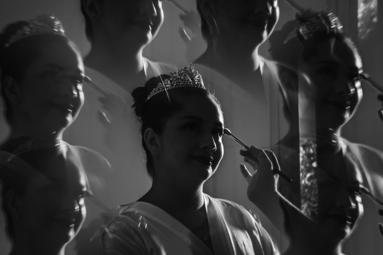 Foto artística en blanco y negro mostrando la novia durante los preparativos de la boda
