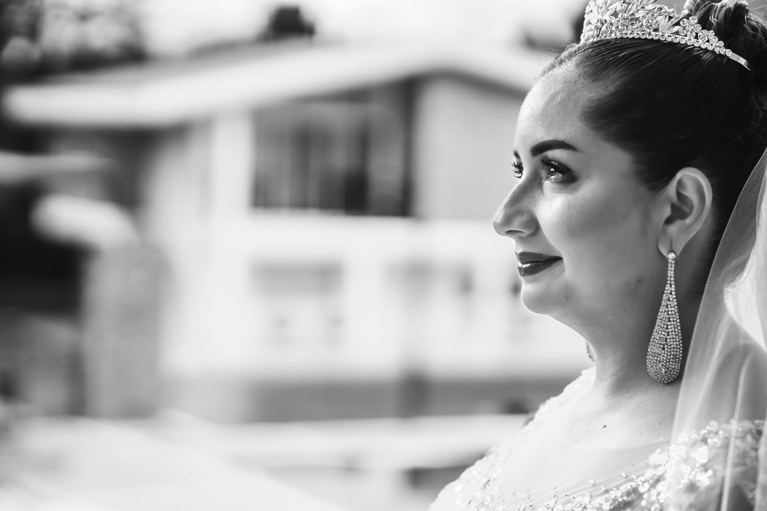 Retrato en blanco y negro de la novia con lágrimas en sus ojos