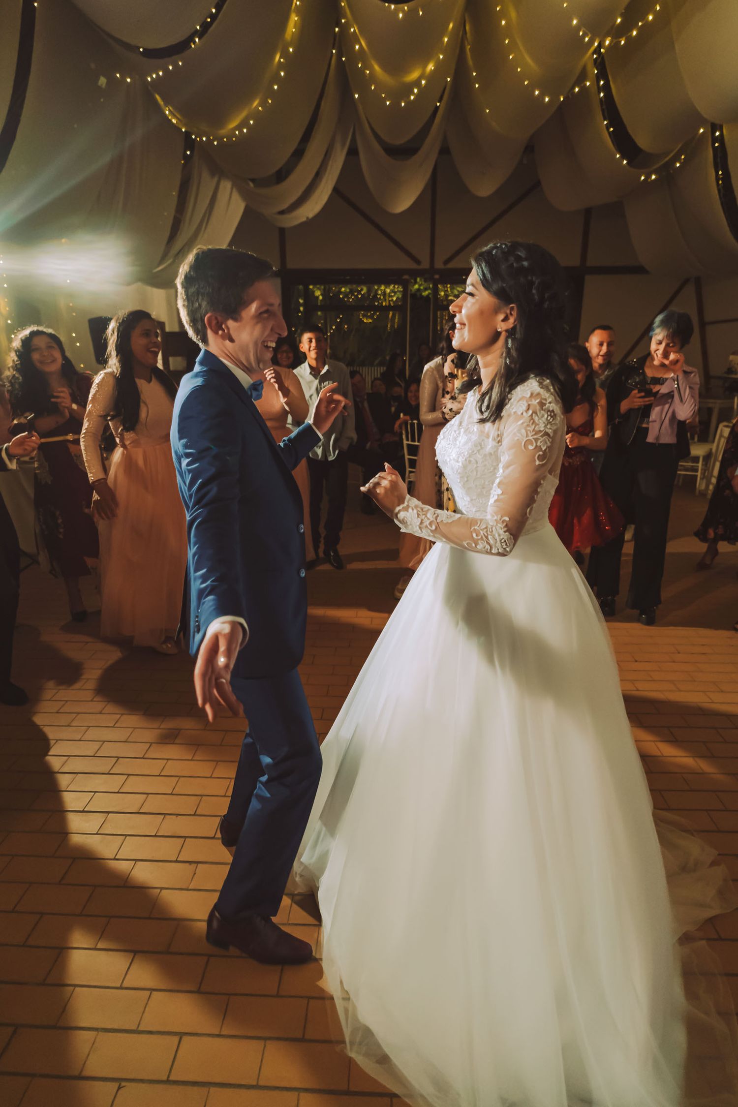 Novia y novio sonriendo mientras bailan en su fiesta de bodas en Cajicá.