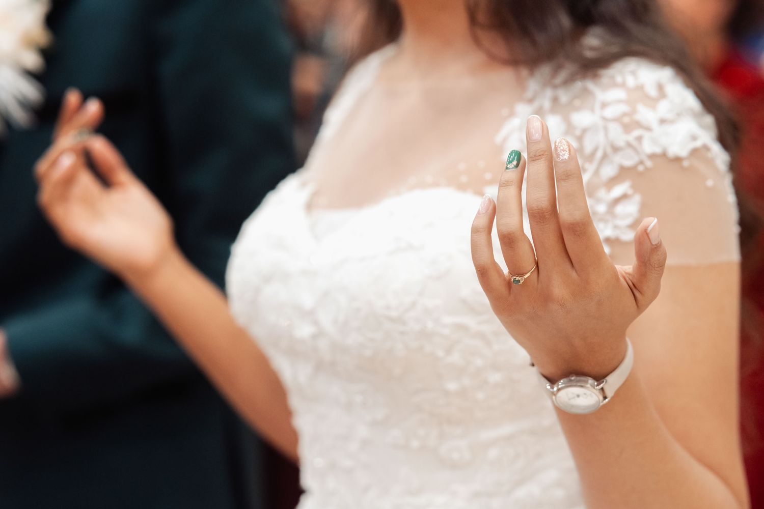 Manos de la novia haciendo una oración a Dios