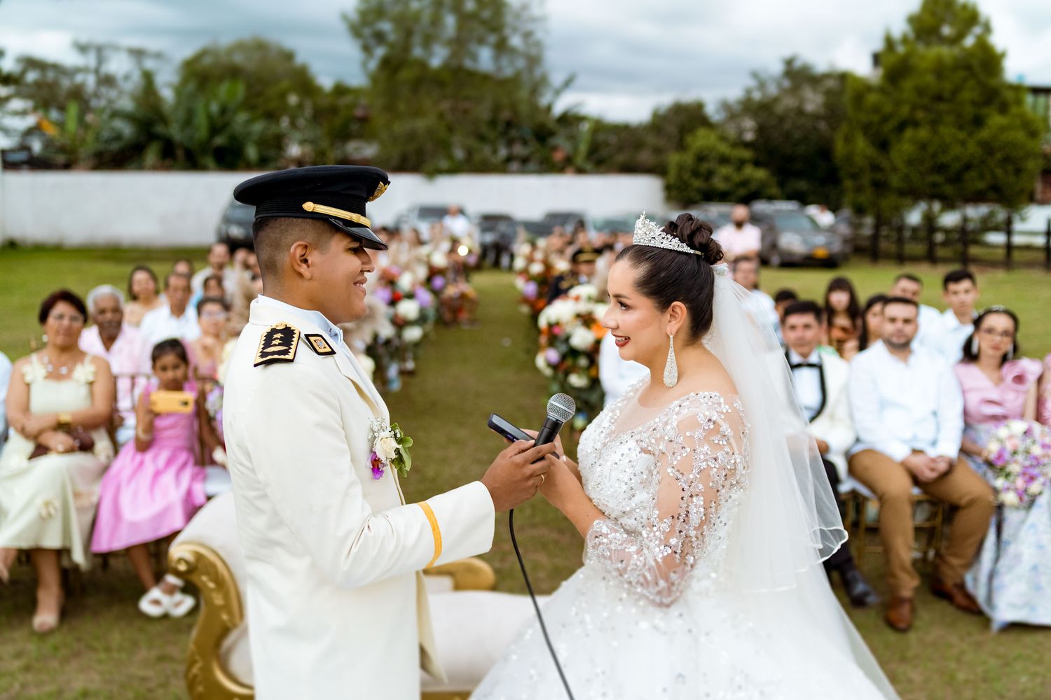 Novios tomados de la mano frente al altar durante su ceremonia de boda.