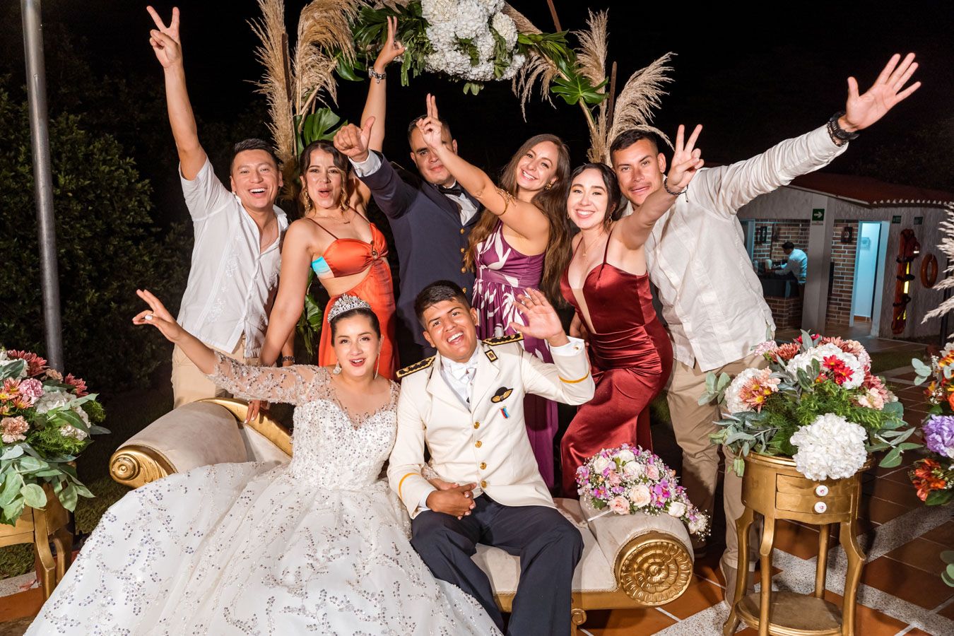 Foto grupal divertida de los novios con sus amigos y familiares en la recepción de su boda en Villavicencio