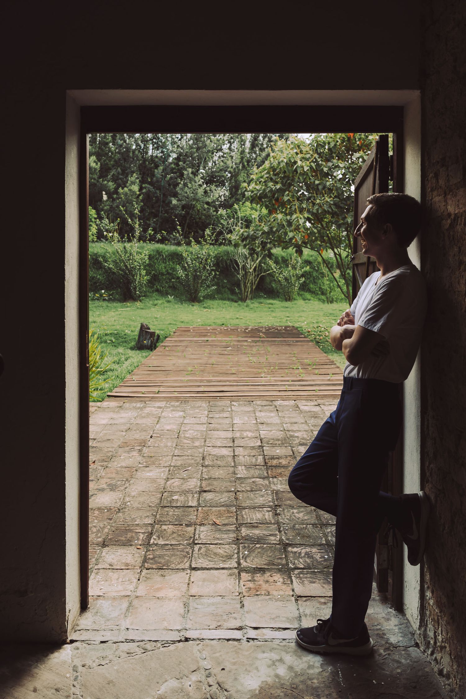 Silueta de novio en el umbral de una puerta en una hacienda de Cajicá.
