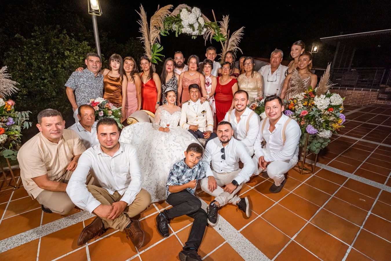 Novios con su grupo de padrinos en la recepción de su boda en Villavicencio