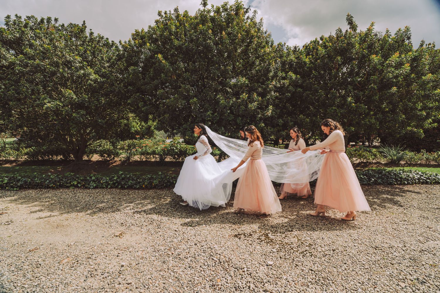 Novia posando al aire libre con sus damas de honor en Cajicá.