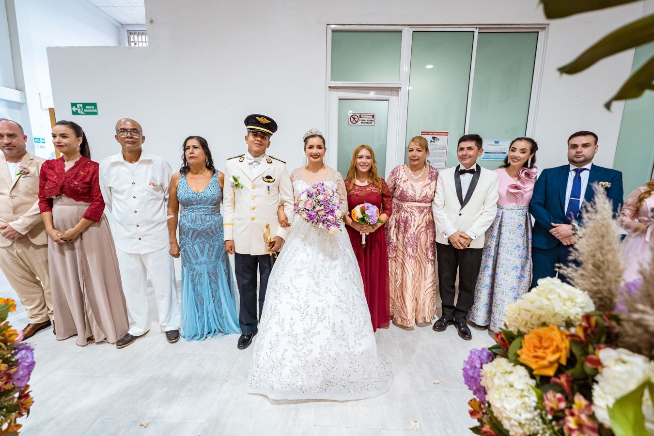 Retrato de grupo con los recién casados y sus familiares en la iglesia de la boda en Villavicencio