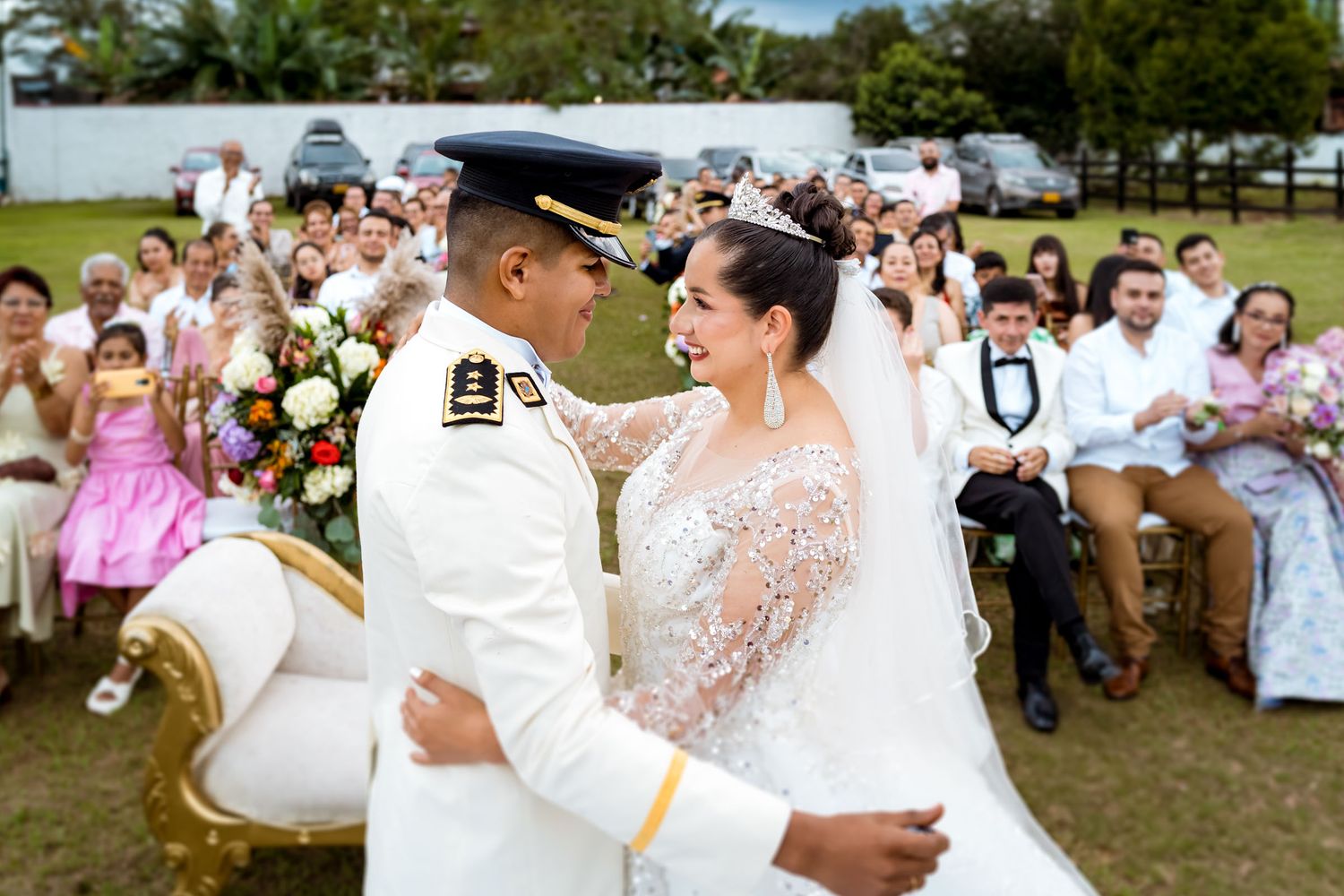 Recién casados disfrutan de su primer baile rodeados por los invitados sentados en la recepción