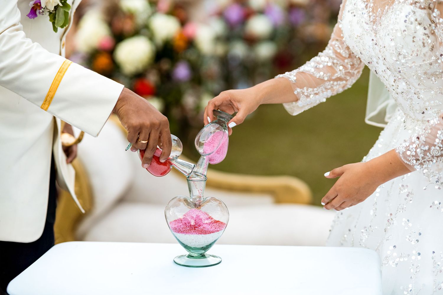 Detalle del ritual de la arena, donde los novios vierten arenas de colores como símbolo de unión