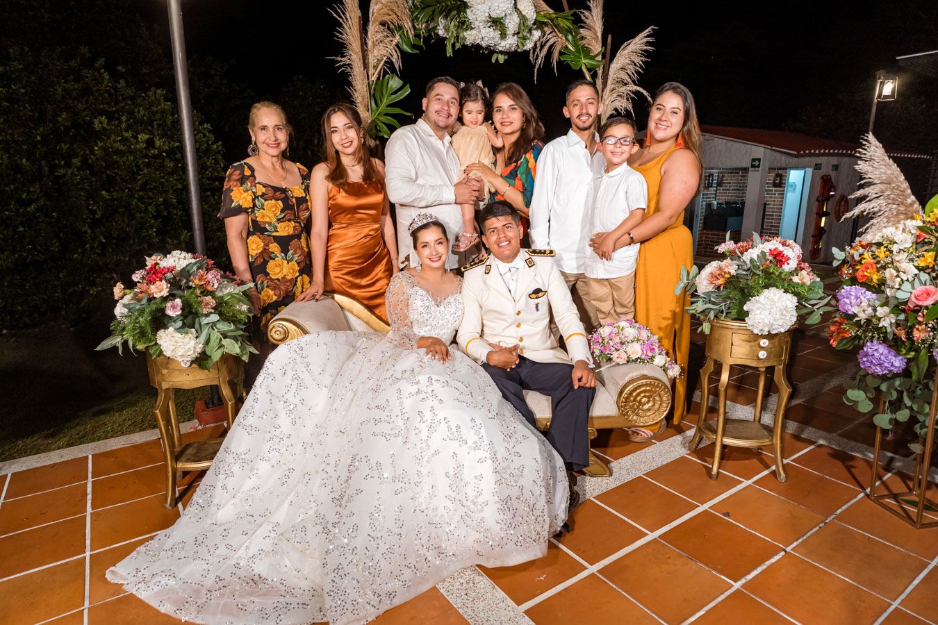Novios rodeados de sus seres queridos en una foto de grupo de su matrimonio en Villavicencio
