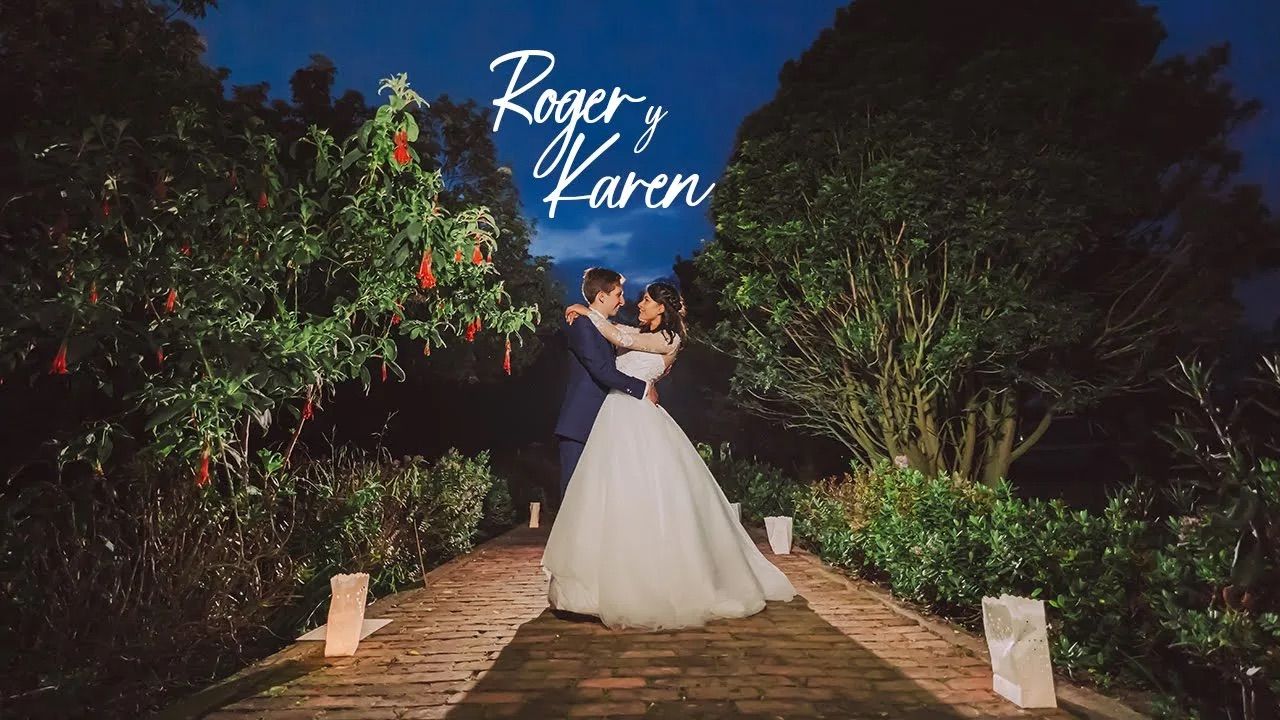 Novios se abrazan románticamente en camino iluminado al aire libre de noche, rodeados de vegetación. Boda.


Fuentes y contenido relacionado