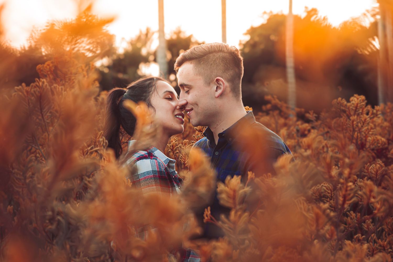 Primer plano de una pareja durante su sesión preboda. Fotografía que detalla el amor entre la los novios. Sesión de compromiso.