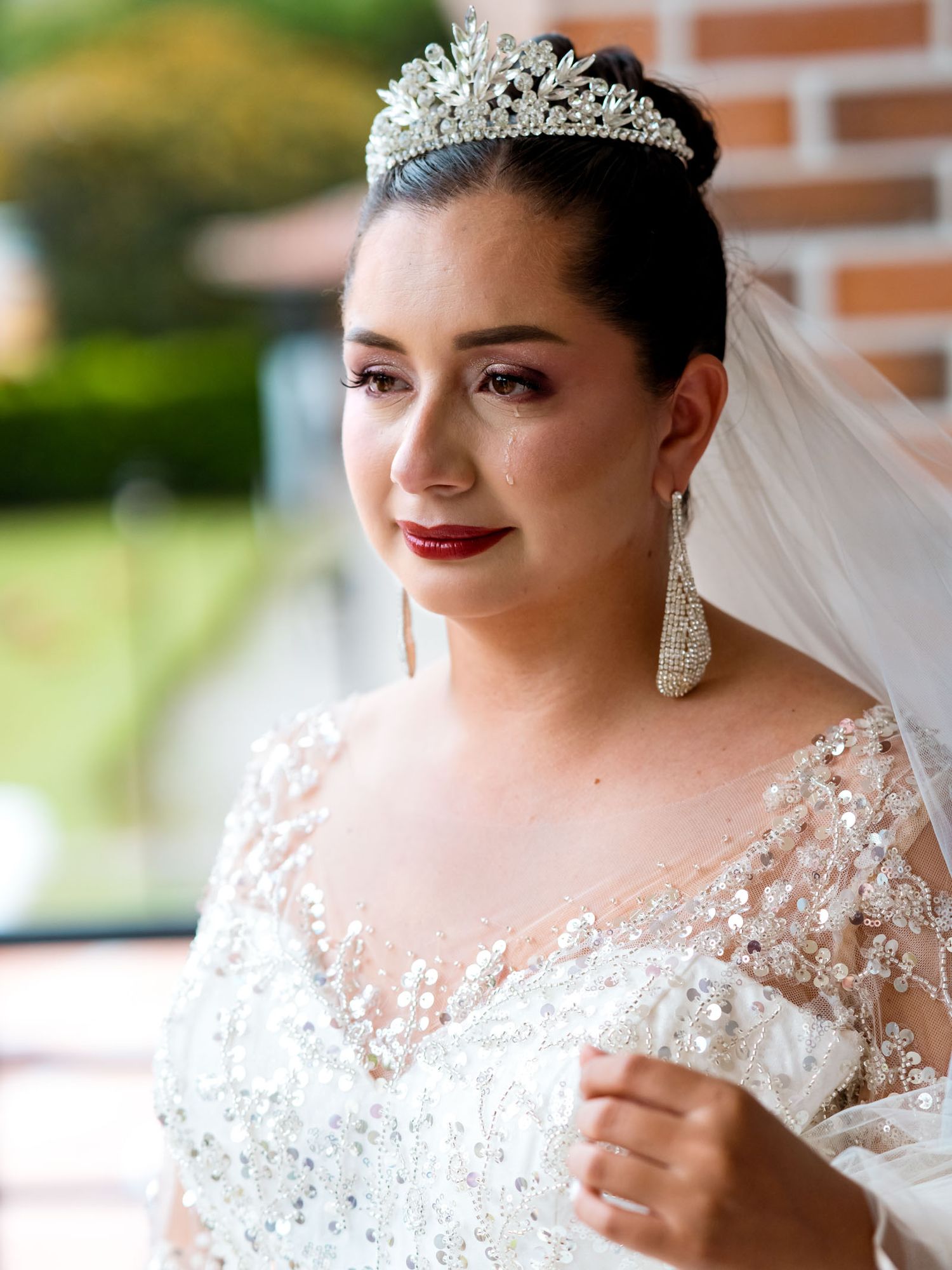 Retrato de la novia sonriendo y mirando a la cámara el día de su boda