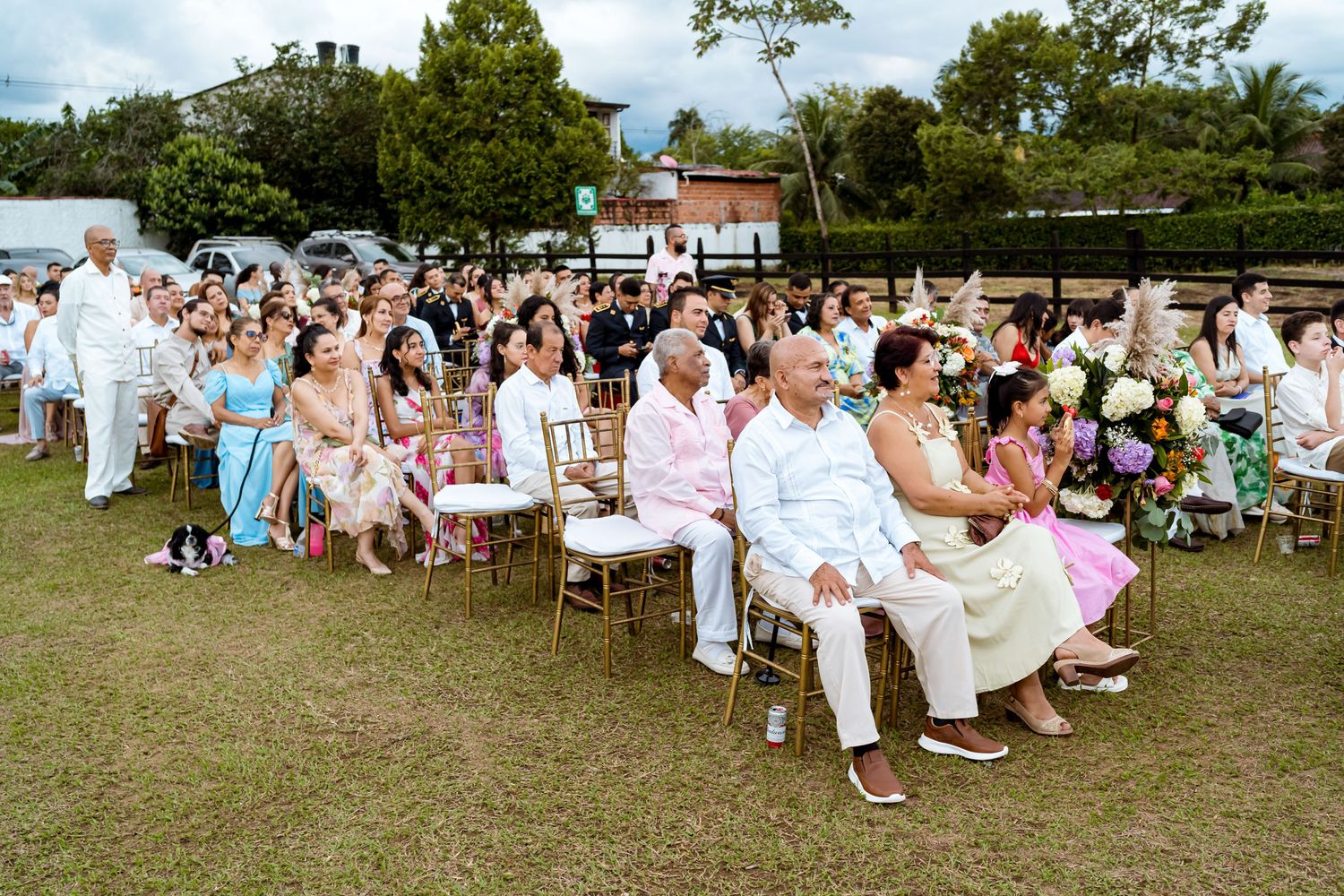 Vista panorámica de los invitados sentados durante la ceremonia de boda en una hacienda en Villavicencio