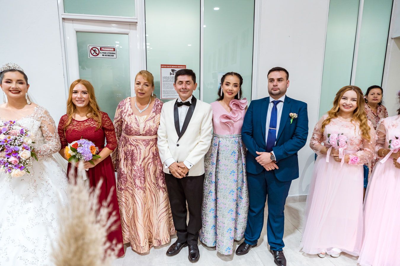 Los novios Leidy y Cris posan con un grupo de familiares cercanos durante la celebración de su boda