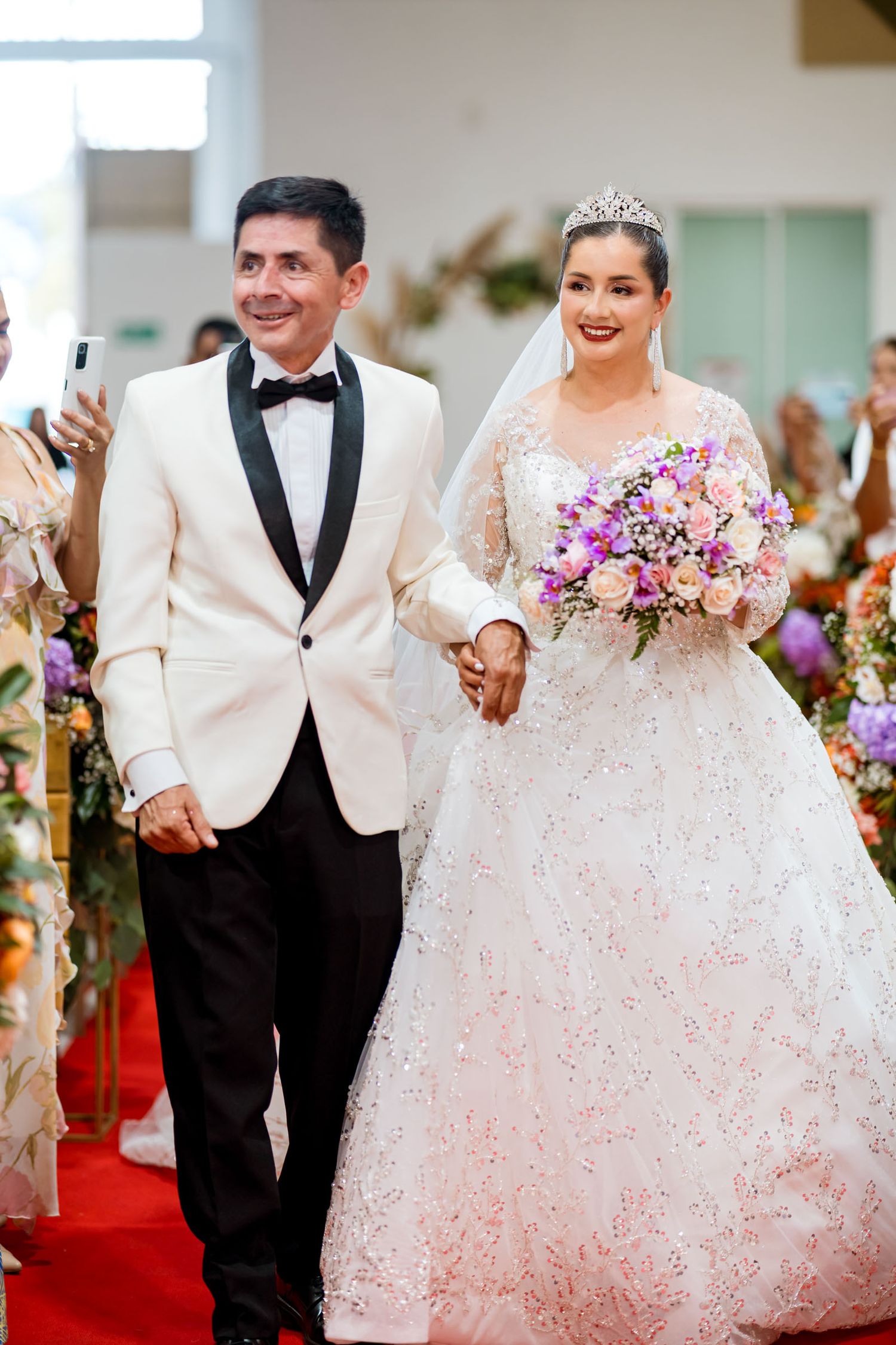 Novia y su padre caminan por el pasillo de la iglesia
