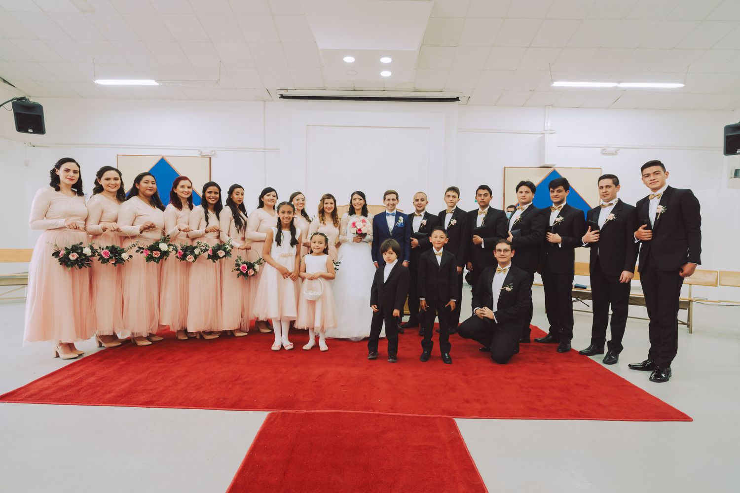 Foto grupal de novios con sus damas de honor y padrinos en la boda.