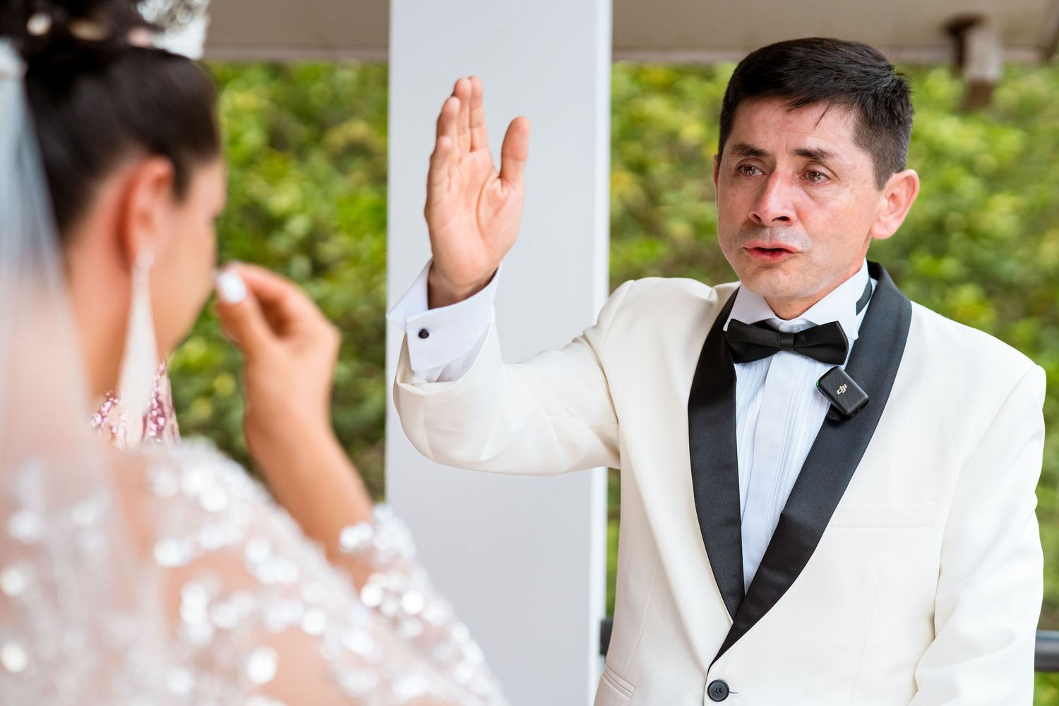 El padre de la novia reacciona con emoción al ver a la novia por primera vez antes de la ceremonia