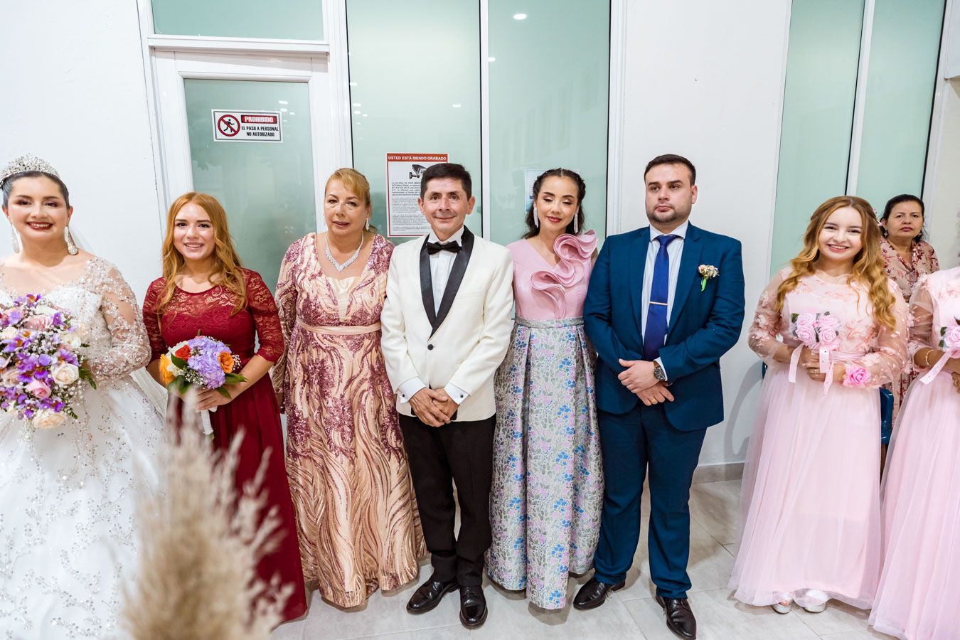 Un recuerdo fotográfico de los novios junto a su familia en la boda