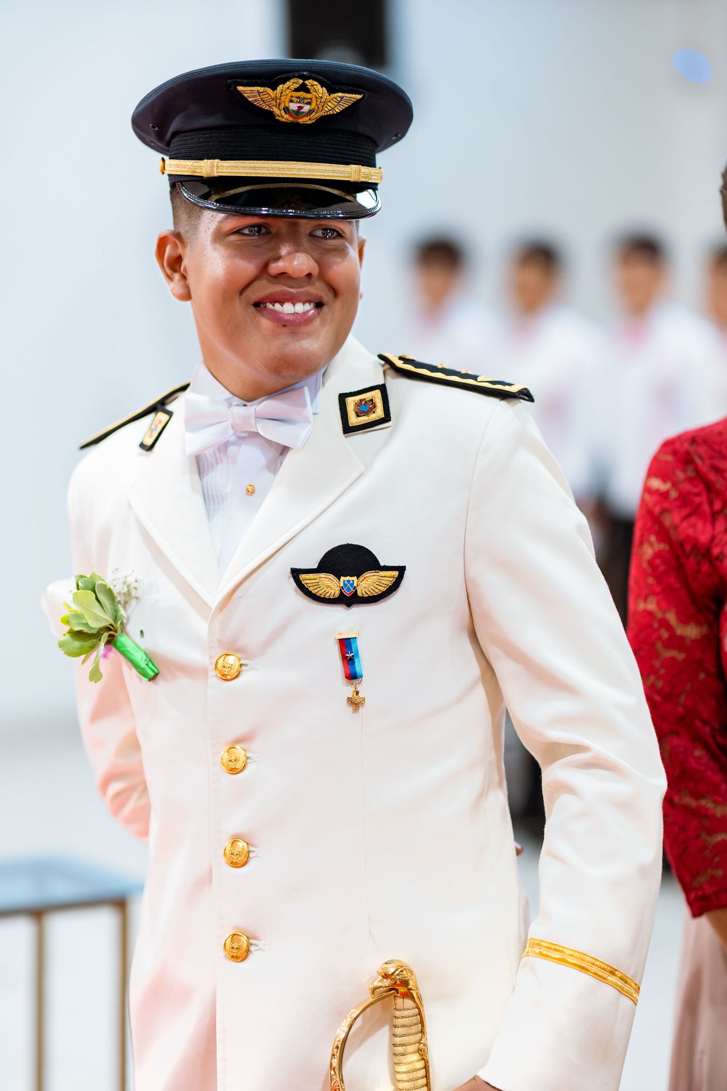 Retrato del novio en su uniforme de gala militar el día de su boda.