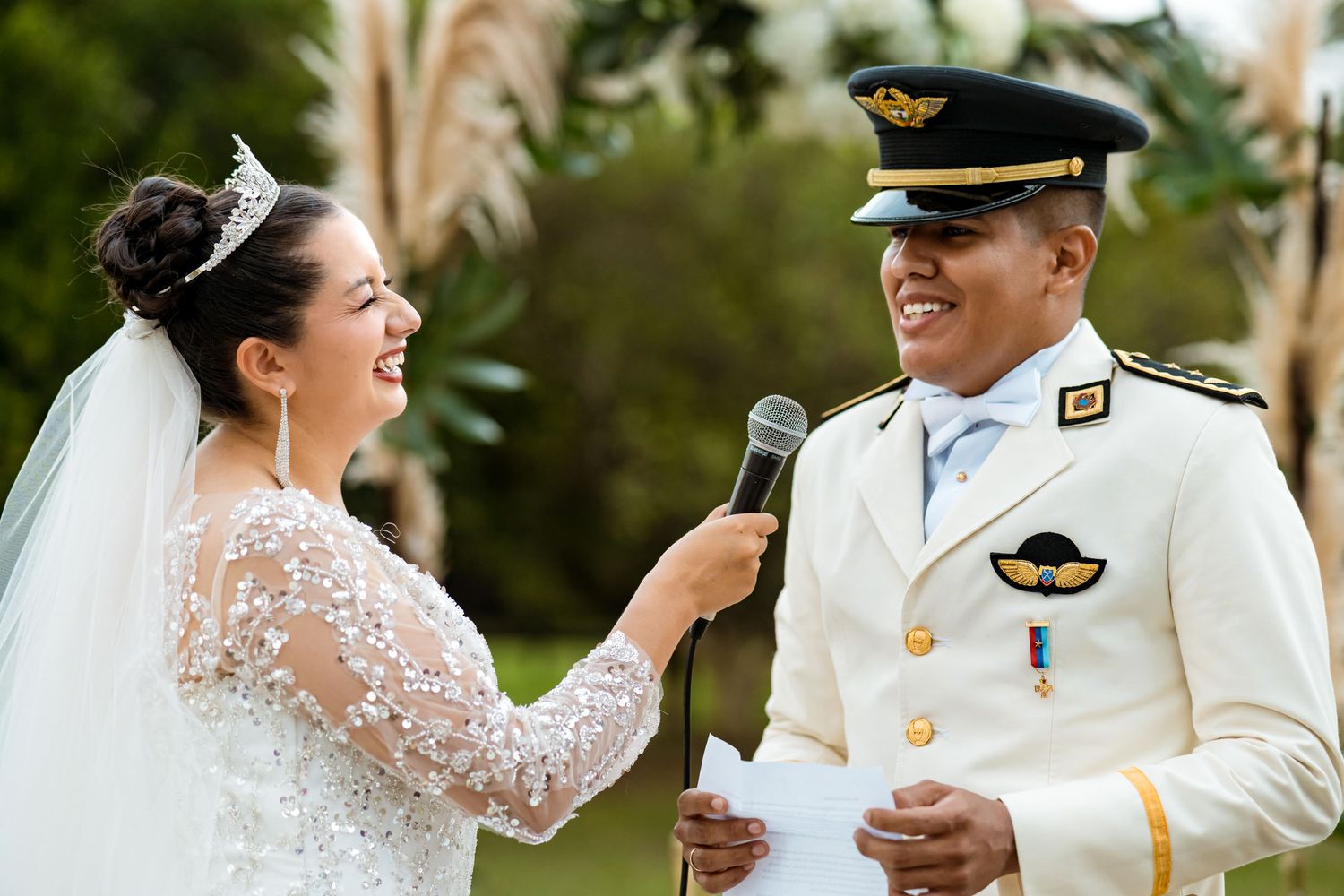 Novio dedica unas palabras a la novia durante la lectura de los votos en su boda
