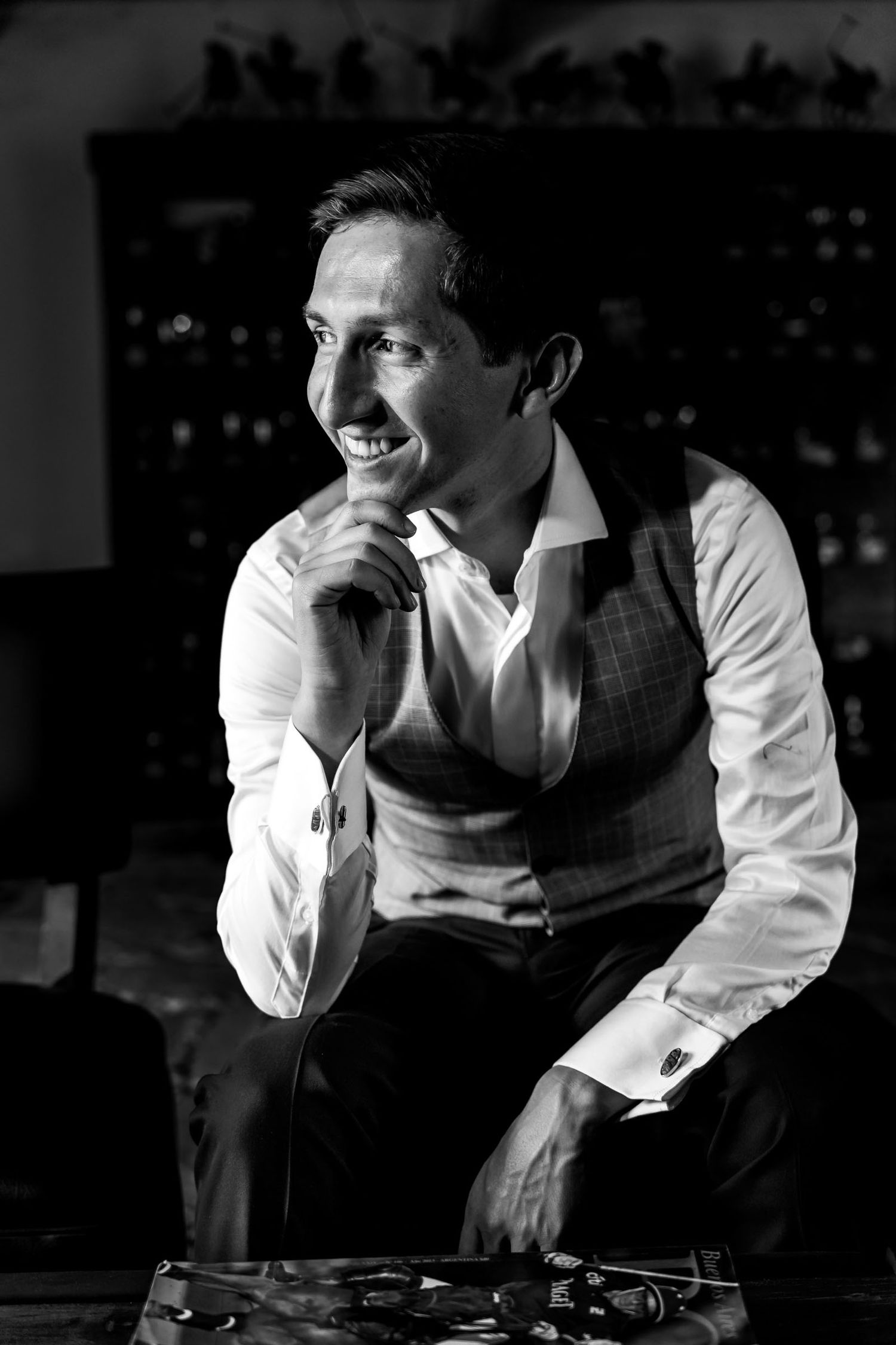 Novio pensativo con chaleco, retrato en blanco y negro.