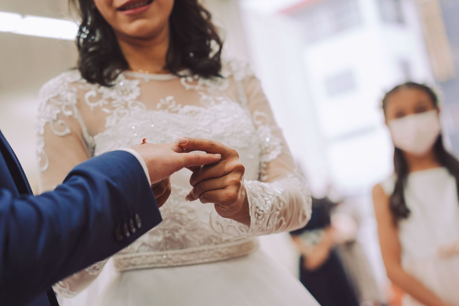 Primer plano del intercambio de anillos durante la ceremonia de boda.