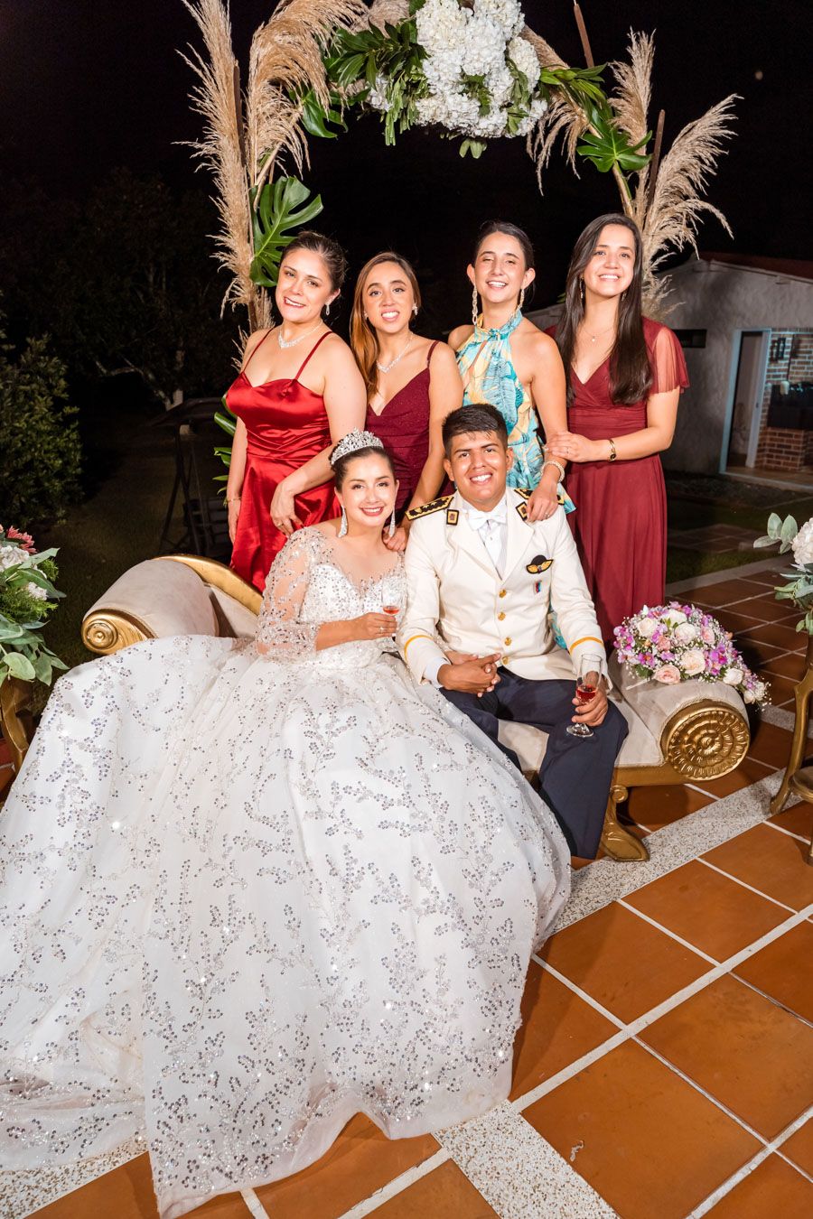 Novios celebrando con sus damas de honor en la fiesta de su matrimonio en Villavicencio