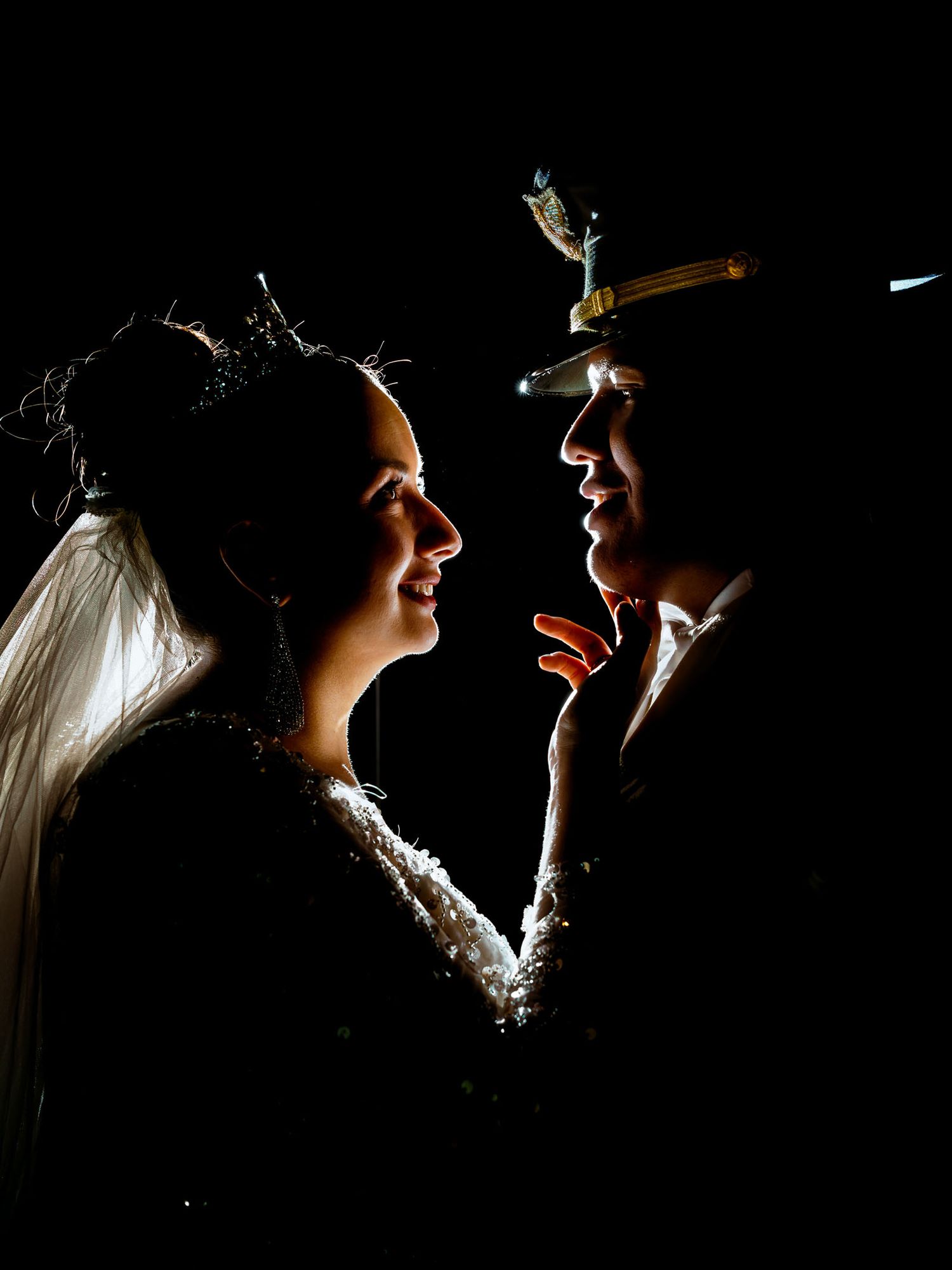 Silueta de los novios mirándose, con una luz dramática que resalta sus perfiles