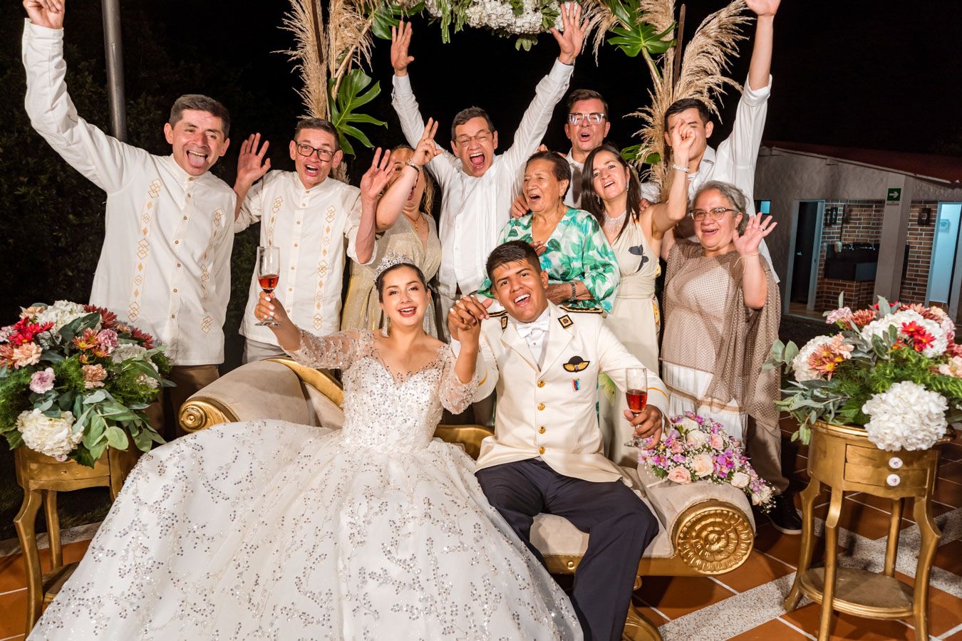 Momento de máxima energía y celebración con los recién casados