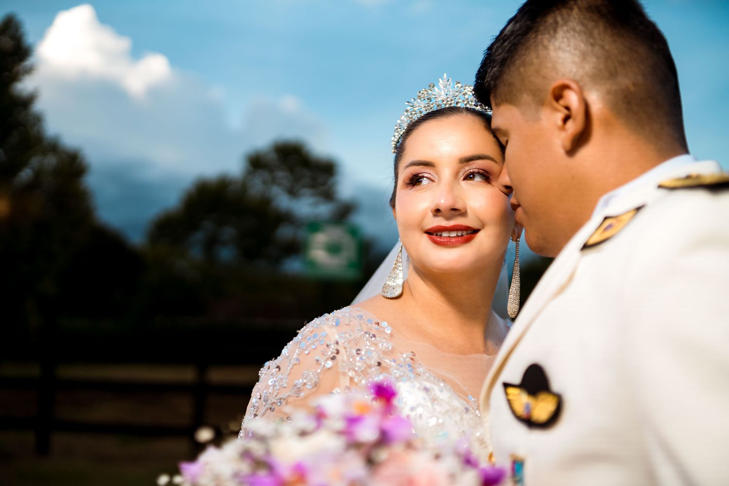 Retrato en primer plano de los novios durante su sesión de fotos de boda en Villavicencio