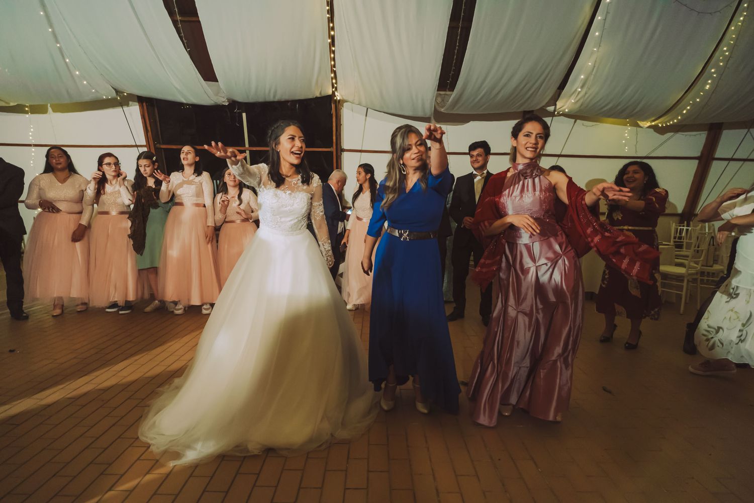 Novios bailando felices rodeados de invitados en la fiesta de su boda en Cajicá