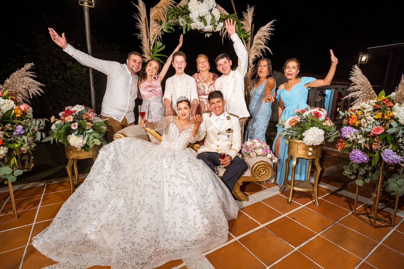 Toda la fiesta de bodas celebra con los recién casados en una foto grupal llena de energía