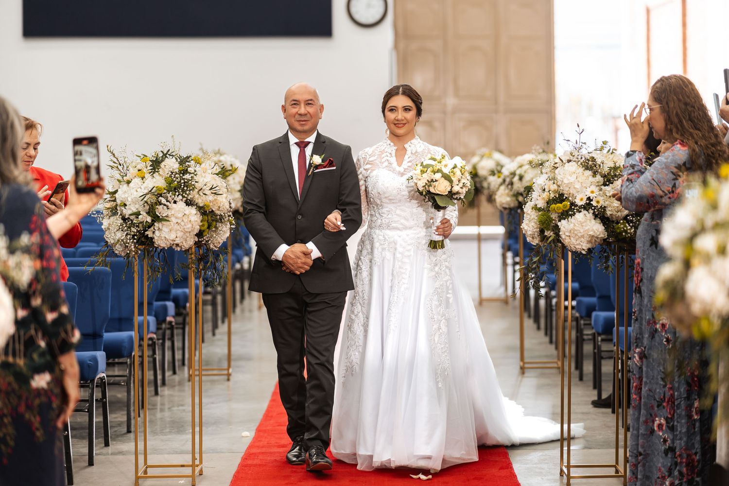 Novia y su padre ingresan a la iglesia durante su entrada en ceremonia de boda IDMJI.