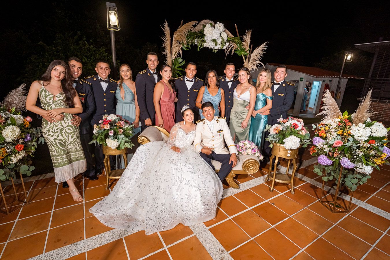 Perspectiva amplia del grupo de bodas posando con los novios en Villavicencio