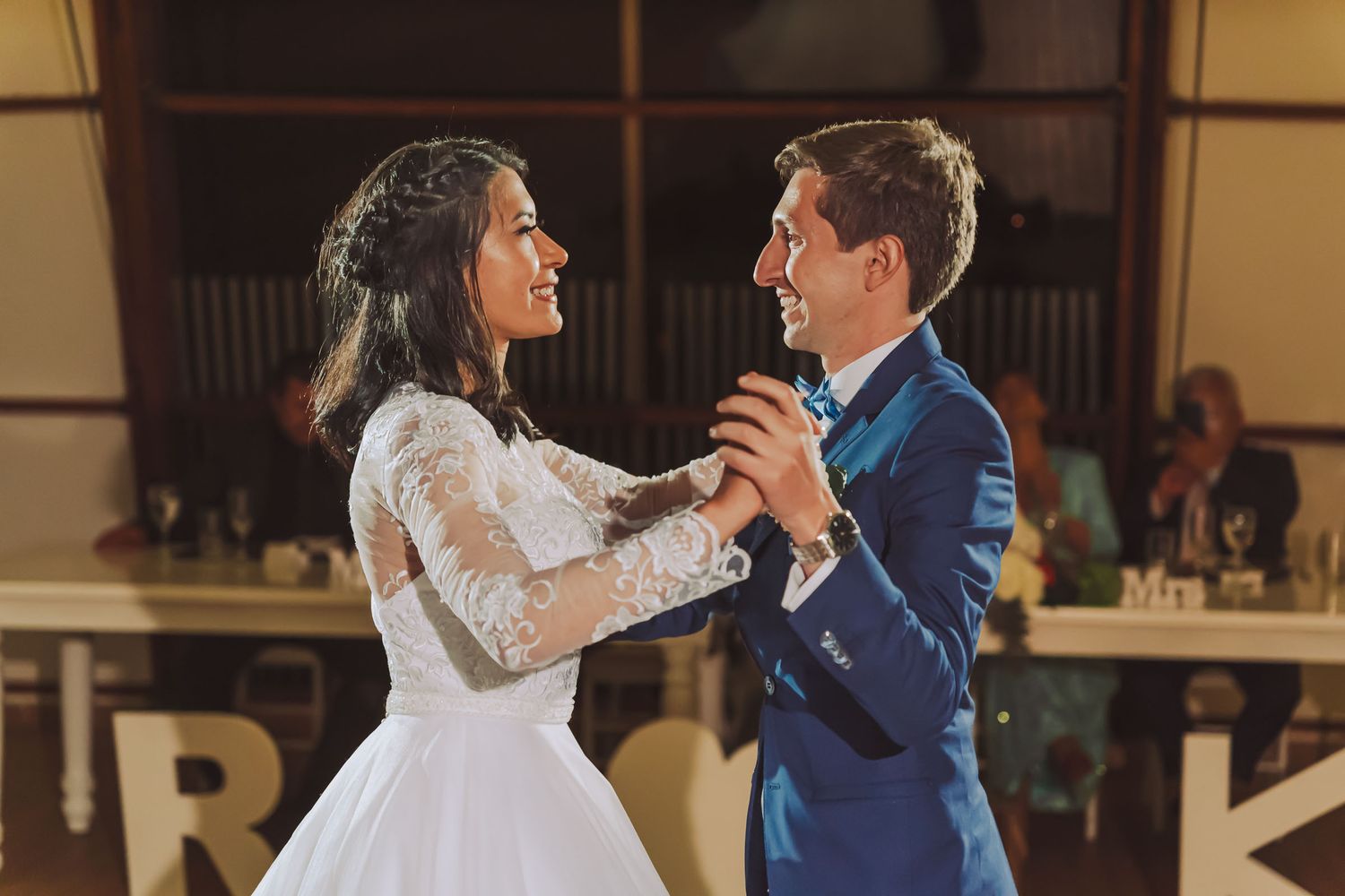 Novio bailando solo en la pista de baile durante su boda en Cajicá, foto blanco y negro