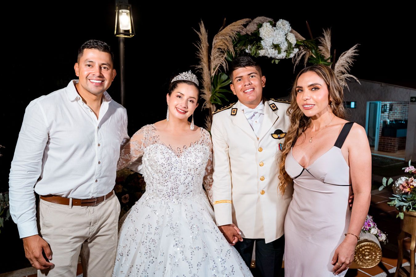 Los novios sonríen junto a sus invitados en la fiesta de su matrimonio en Villavicencio.