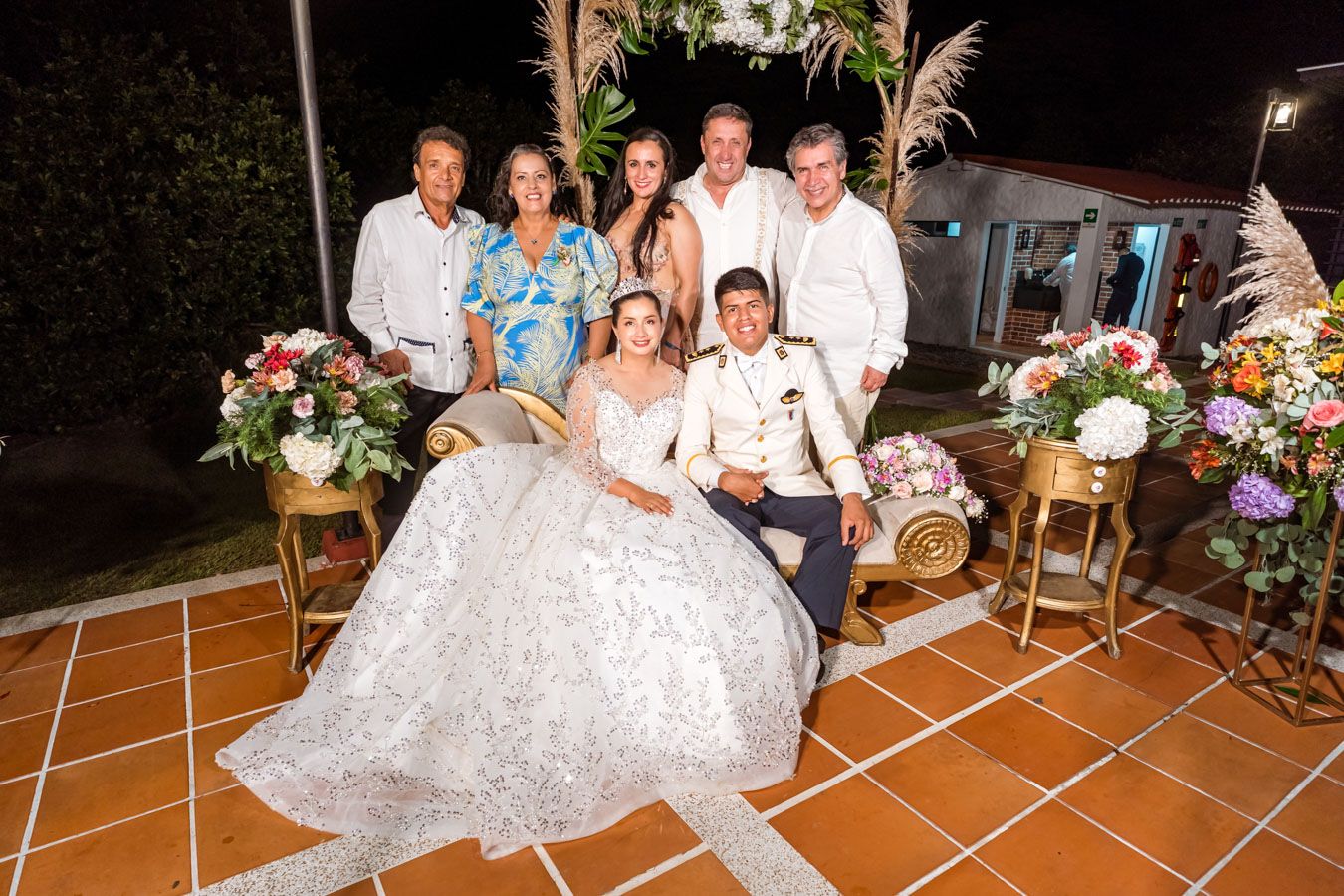 Los recién casados posan para una foto de recuerdo con su grupo de invitados más cercanos
