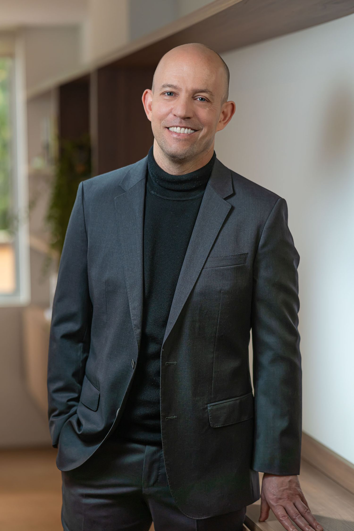 Hombre de negocios sonriendo transmitiendo profesionalismo. Retrato corporativo