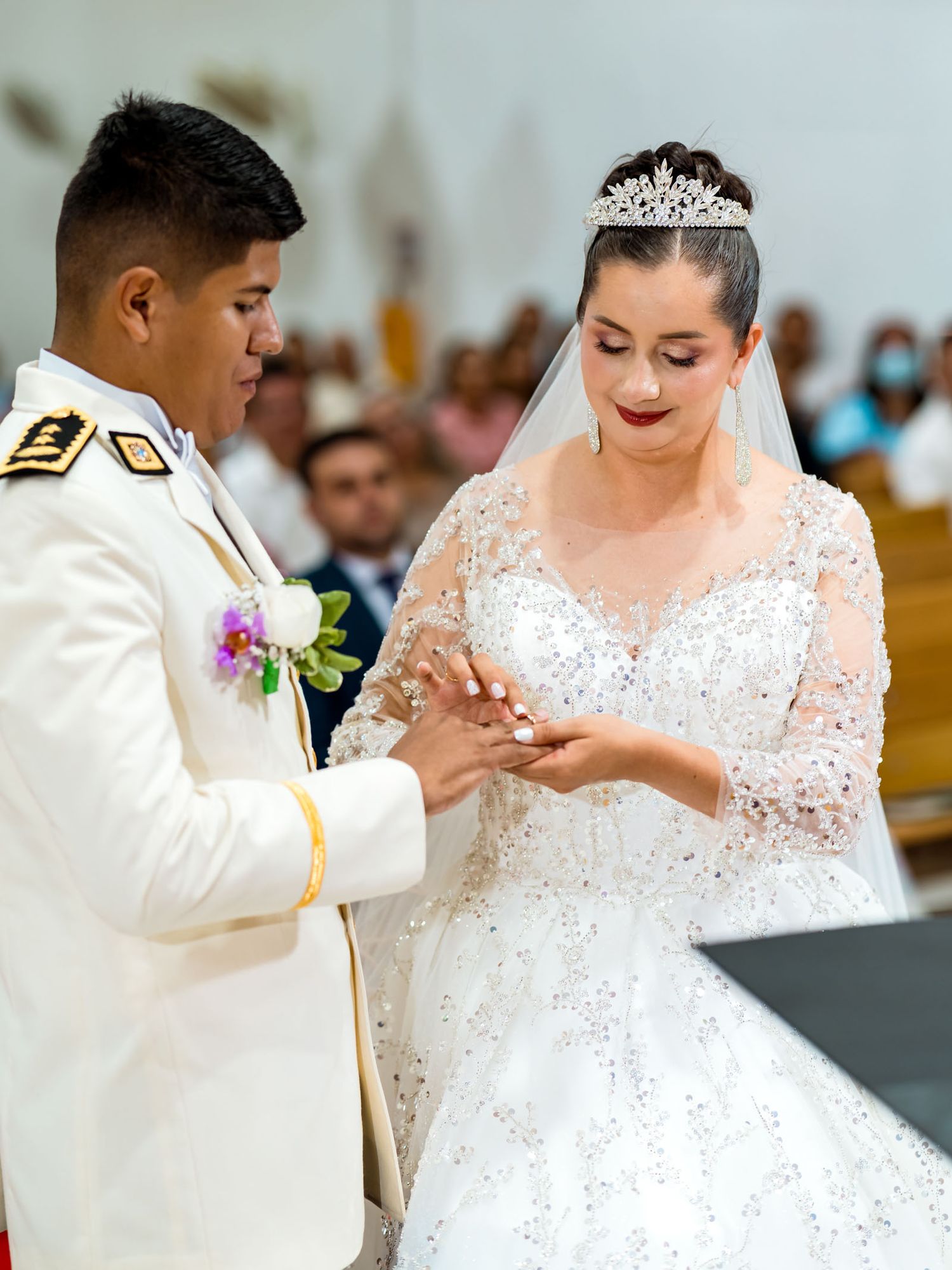 Primer plano de la novia colocando el anillo de bodas en el dedo de la novio