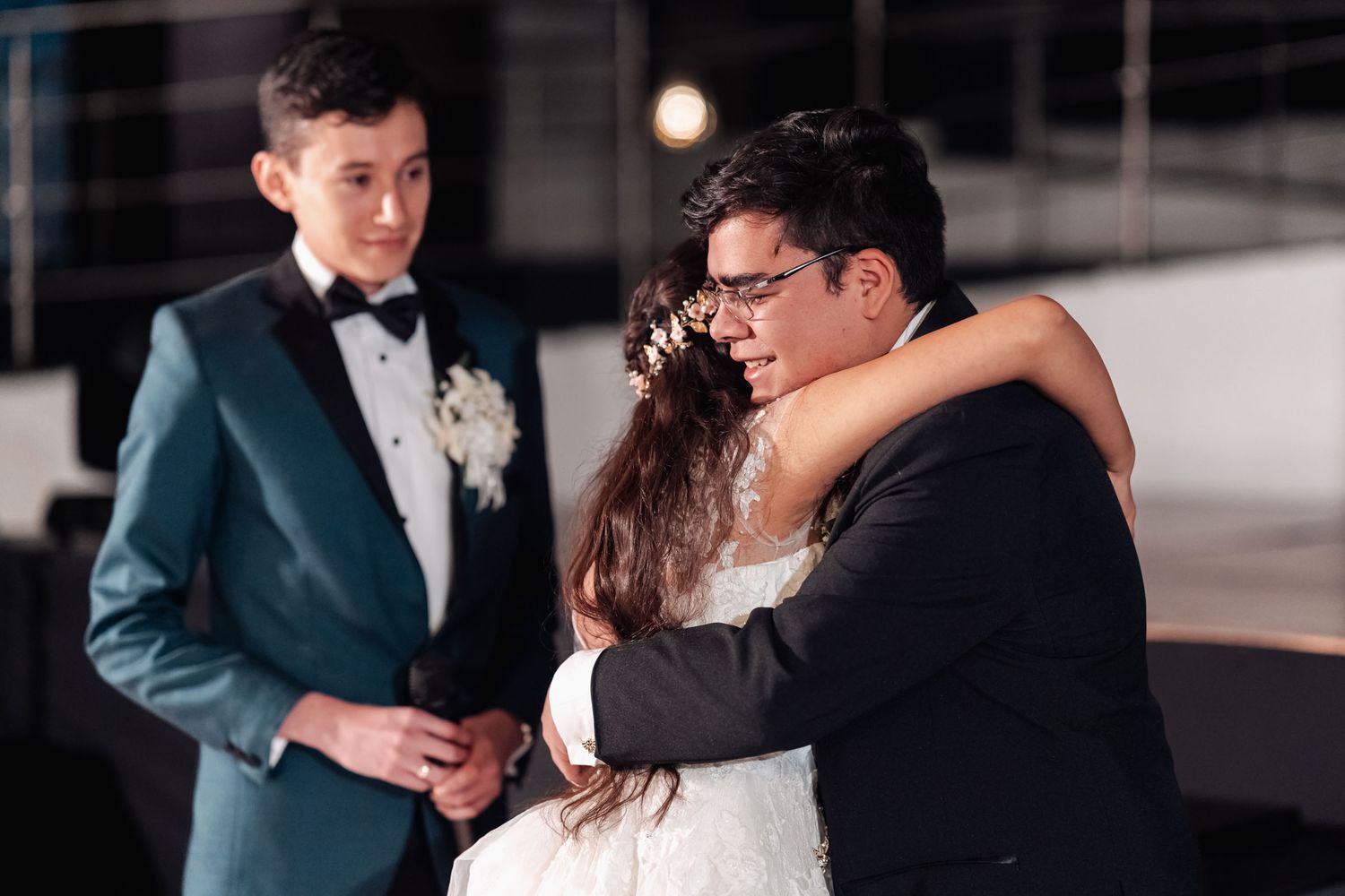 Un abrazo emotivo, presumiblemente entre los novios.