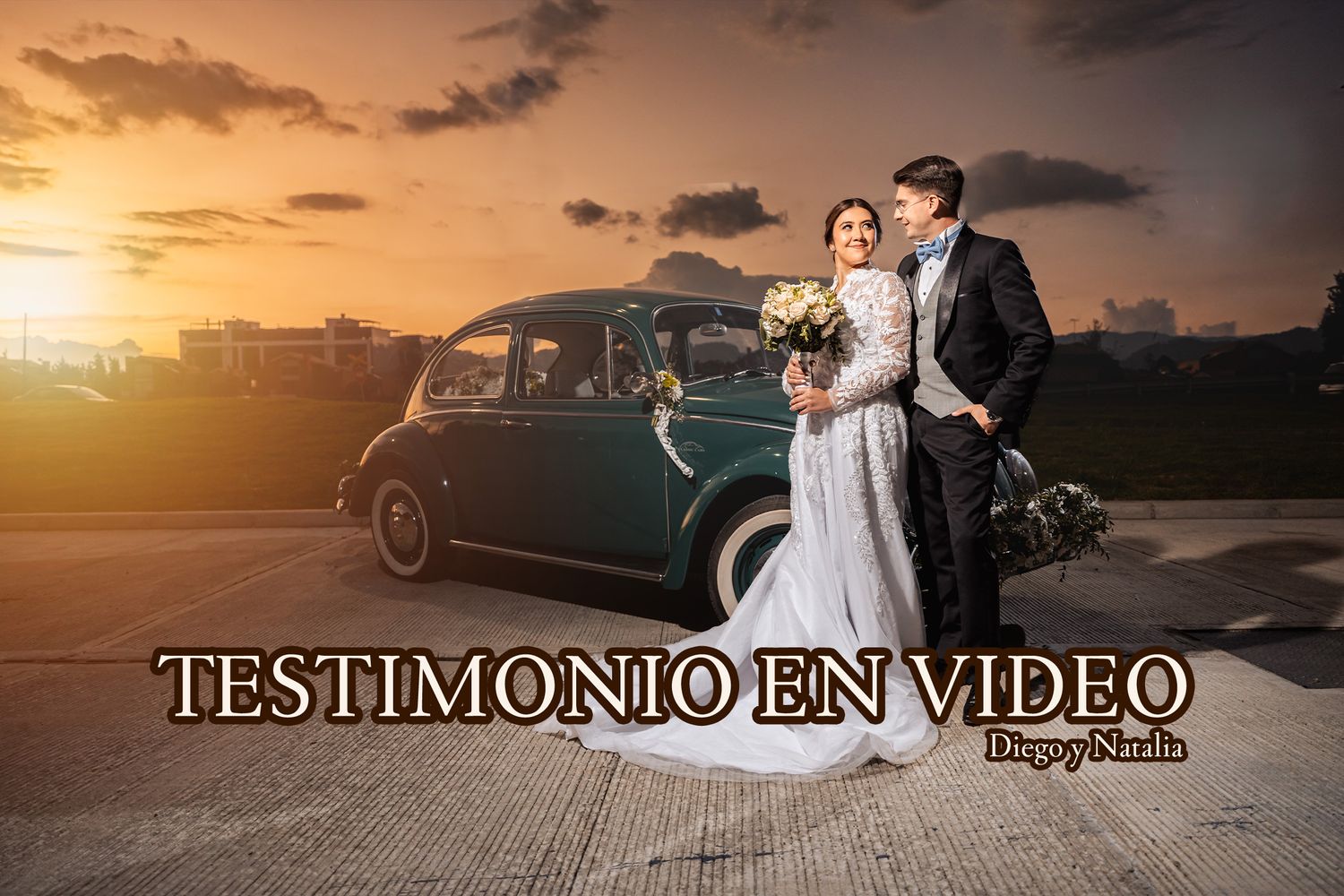 Novios sonríen posando junto a coche clásico en la puesta de sol. Foto de boda romántica con vehículo vintage.