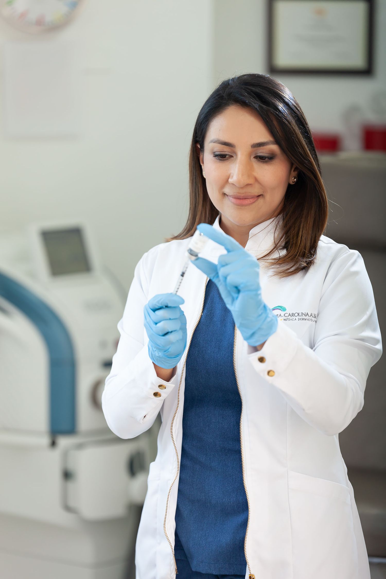 Primer plano en un retrato corporativo de una mujer dermatóloga con una aguja en la mano.