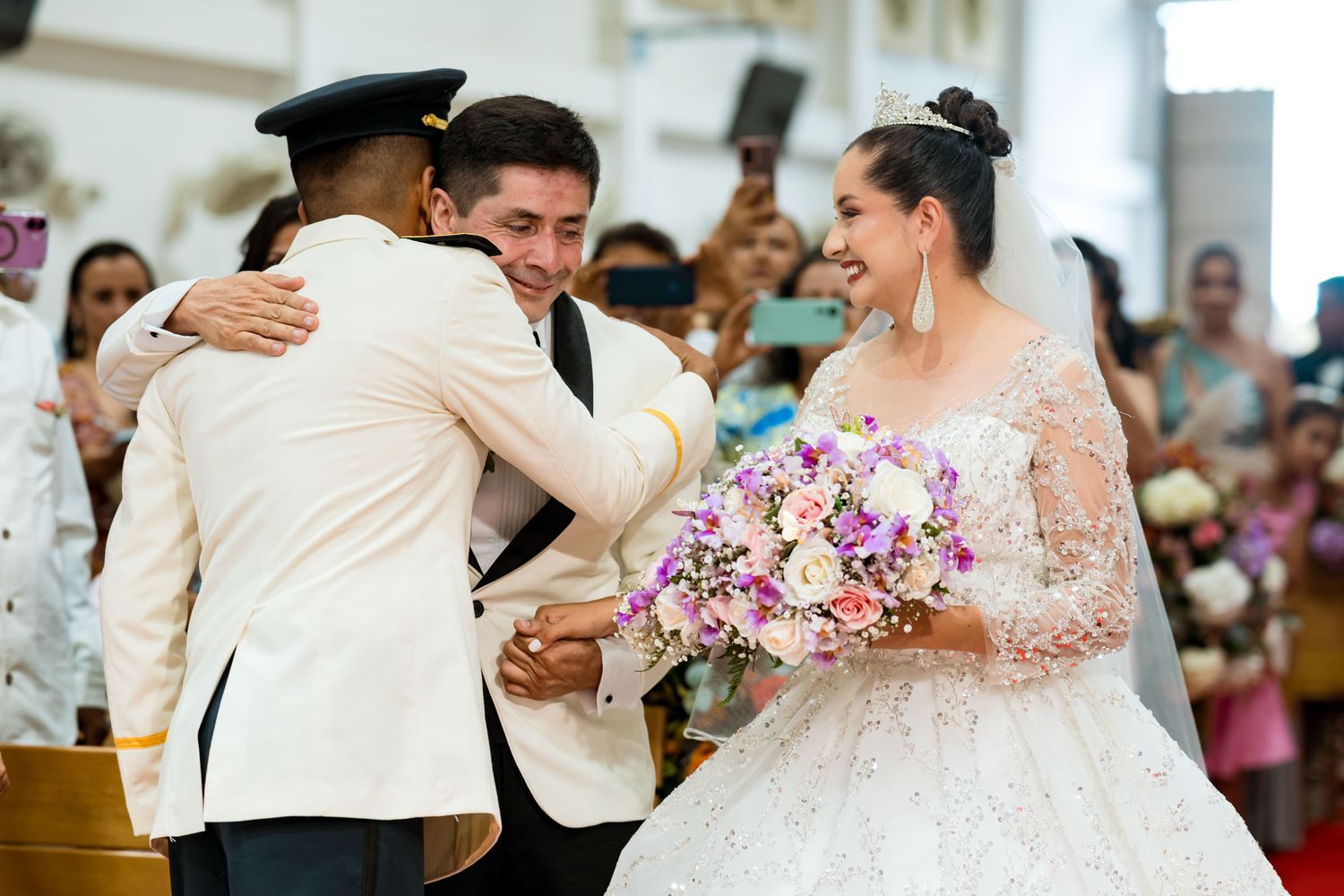 Padre de la novia abraza al novio mientras la entrega en el altar